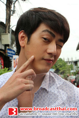 "ฟิล์ม" เขิน "ซูซี่" จุ๊บแก้มมัดจำรัก