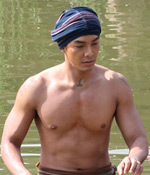 "อาร์ต" อวดซิกแพ็ก โชว์แมนลงน้ำเก็บสายบัวให้ "นุ่น"