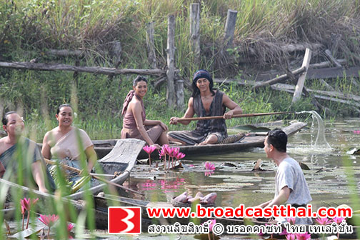"อาร์ต" อวดซิกแพ็ก โชว์แมนลงน้ำเก็บสายบัวให้ "นุ่น"