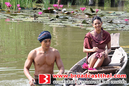 "อาร์ต" อวดซิกแพ็ก โชว์แมนลงน้ำเก็บสายบัวให้ "นุ่น"