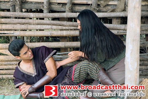 "เพชร" รุกหนัก ปล้ำ "ปราง" แบบไม่ให้ตั้งตัว 