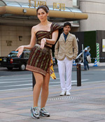 "ชมพู่" นุ่งซิ่น เซิ้งโชว์ ใจกลางแหล่งช็อปปิ้ง ประเทศญี่ปุ่น 