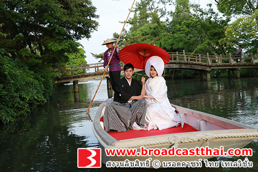 "ชมพู่-อารยา" ล่องเรือเข้าพิธีแต่งงานสุดสวีท "เคน-ภูภูมิ" เป็นปลื้ม!! ครั้งหนึ่งในชีวิตได้ใส่ชุดแต่งงานญี่ปุ่นดั้งเดิม