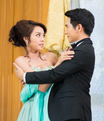 "น้ำตาล" สวยโก๊ะ!! ลากราตรียาว ลื่นบันได "โป๊ป" คว้ากอดแน่น