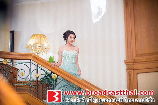 "น้ำตาล" สวยโก๊ะ!! ลากราตรียาว ลื่นบันได "โป๊ป" คว้ากอดแน่น