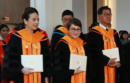 ชื่นมื่น ปลื้มปริ่มกันถ้วนหน้า พี่หน่อง-อรุโณชา บิ๊กบอสคนเก่ง แห่งบรอดคาซท์ คว้าดุษฎีบัณฑิตกิตติมศักดิ์ เหล่านักแสดง พนักงานร่วมแสดงความยินดีกันถ้วนหน้า