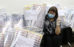 "พี่หน่อง-พี่ไก่" บอสใหญ่แห่ง "บรอดคาซท์ฯ" ขอส่งกำลังใจให้บุคลากรทางการแพทย์ รวมใจพนักงาน ผลิต FACE SHIELD กว่าพันชิ้น!!!