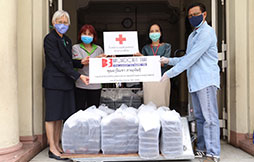 พี่หน่อง พี่ไก่ ร่วมส่งกำลังใจ ส่งมอบข้าวกล่อง 300 กล่องเพื่อบุคลากรทางแพทย์ โรงพยาบาลจุฬาฯ