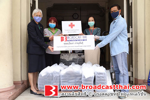 พี่หน่อง พี่ไก่ ร่วมส่งกำลังใจ ส่งมอบข้าวกล่อง 300 กล่องเพื่อบุคลากรทางแพทย์ โรงพยาบาลจุฬาฯ