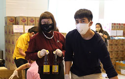 ด้วยใจเกินร้อย นักแสดงน้ำใจงามร่วมด้วยช่วยกันแพ็คถุงยังชีพ 500 ถุง