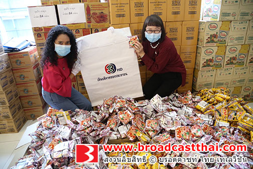 ด้วยใจเกินร้อย นักแสดงน้ำใจงามร่วมด้วยช่วยกันแพ็คถุงยังชีพ 500 ถุง