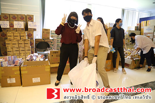 ด้วยใจเกินร้อย นักแสดงน้ำใจงามร่วมด้วยช่วยกันแพ็คถุงยังชีพ 500 ถุง