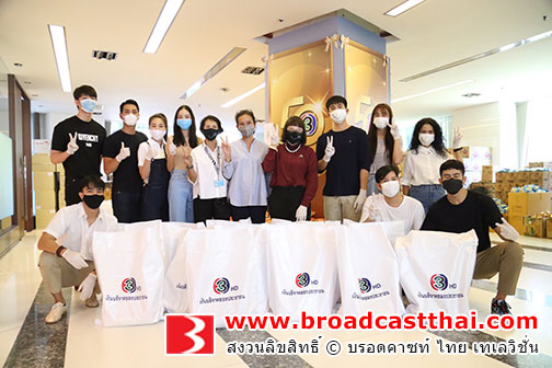 ด้วยใจเกินร้อย นักแสดงน้ำใจงามร่วมด้วยช่วยกันแพ็คถุงยังชีพ 500 ถุง