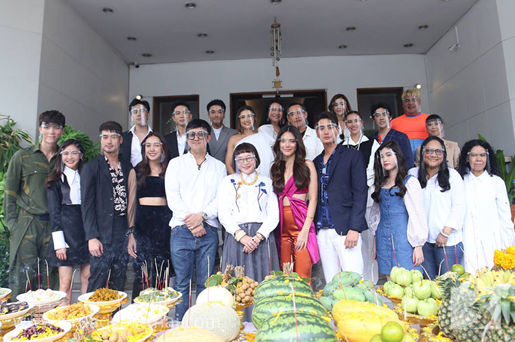 เตรียมฮาน้ำตาเล็ด "บอย-น้ำตาล-ปั้นจั่น-ปราง-ก๊อต-มายด์" FullTeam จัดเต็ม ปักหมุด "สายลับลิปกลอส" บวงสรวงเอาฤกษ์เอาชัย พร้อมเปิดกล้องเร็วๆ นี้