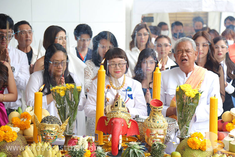 เตรียมฮาน้ำตาเล็ด "บอย-น้ำตาล-ปั้นจั่น-ปราง-ก๊อต-มายด์" FullTeam จัดเต็ม ปักหมุด "สายลับลิปกลอส" บวงสรวงเอาฤกษ์เอาชัย พร้อมเปิดกล้องเร็วๆ นี้