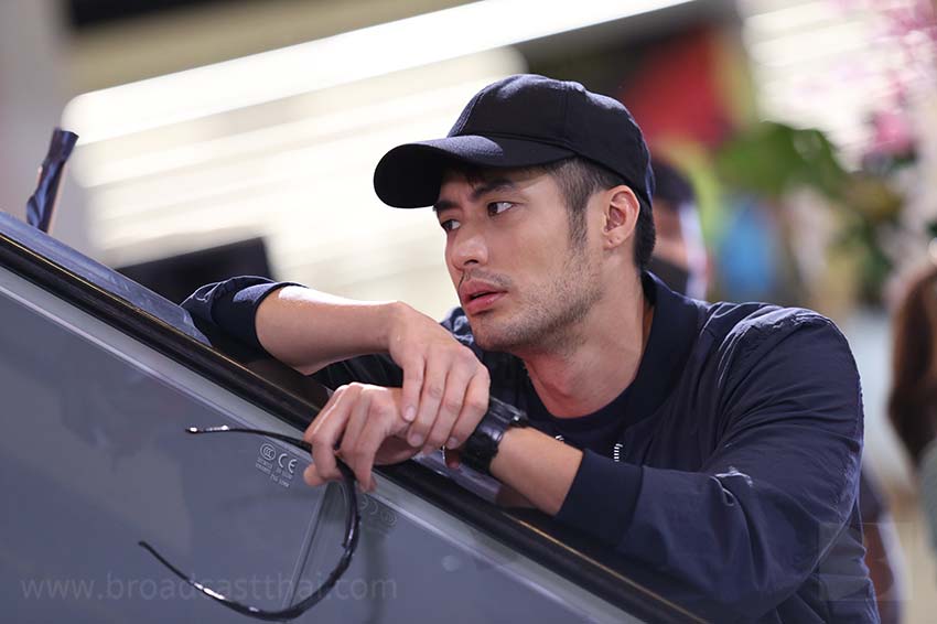 "น้ำตาล" ซ่าส์วิ่งสวนเลน ชน "บอย" หงายหลังก่อนใช้สกิลสายลับฯ คว้าได้ทัน!!