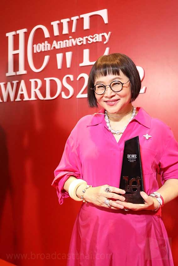"พี่หน่อง อรุโณชา" เข้ารับรางวัล HOWE HOTTEST FILM AWARD ภาพยนตร์ยอดนิยมแห่งปี บุพเพสันนิวาส 2 