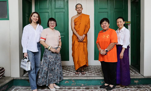 คุณดิว, คุณยุ้ย พร้อมพี่หน่อง และทีมผู้จัดช่อง 3 กับนักแสดง ร่วมทำบุญถวายสังฆทาน และภัตตาหารเพล 