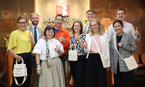 คุณหน่อง อรุโณชา และ คุณไก่ อรรควุฒิ ผู้บริหาร บริษัท บรอดคาซท์ ไทยเทเลวิชั่น จำกัด ต้อนรับ Ms. Elisabeth Weissenb?ck ผู้อำนวยการฝ่ายความสัมพันธ์ทางเศรษฐกิจต่างประเทศ กระทรวงแรงงานและเศรษฐกิจ ประเทศออสเตรีย พร้อมท่านอุปทูตและคณะ