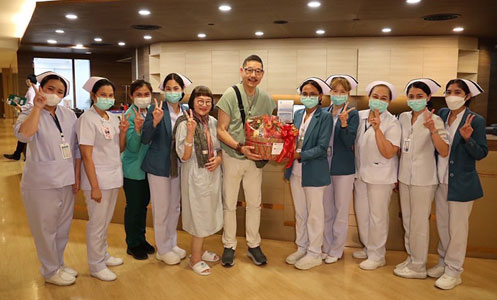 พี่หน่อง พี่ไก่ ขอขอบพระคุณคณะแพทย์ และทีมพยาบาล จาก 