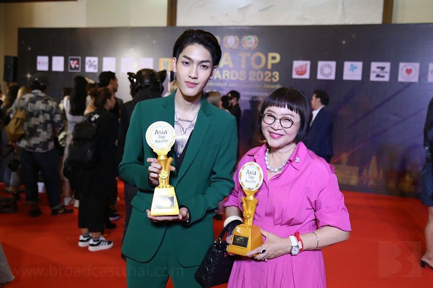 "พี่หน่อง อรุโณชา" และ "ต้า อธิวัฒน์" เข้ารับรางวัล ในงาน "Asia Top Awards 2023 ครั้งที่ 2 ประจำปี 2566"