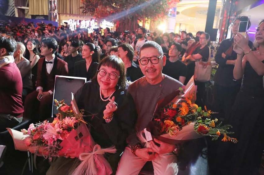 "แม่นายหน่อง-พี่ไก่" ร่วมมอบดอกไม้แสดงความยินดีในงาน "กาล่า พรีเมียร์ ภาพยนตร์ ธี่หยด"