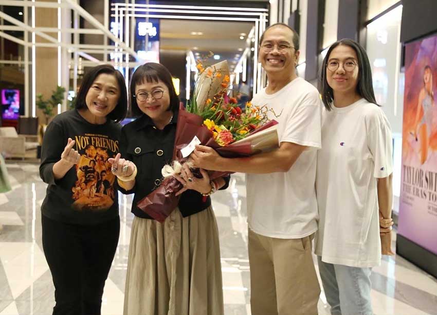 "พี่หน่อง อรุโณชา" ร่วมมอบดอกไม้แสดงความยินดีกับ "พี่จีน่า-พี่เก้ง-พี่วรรณ" ในงาน "กาล่า เพื่อน(ไม่) สนิท"