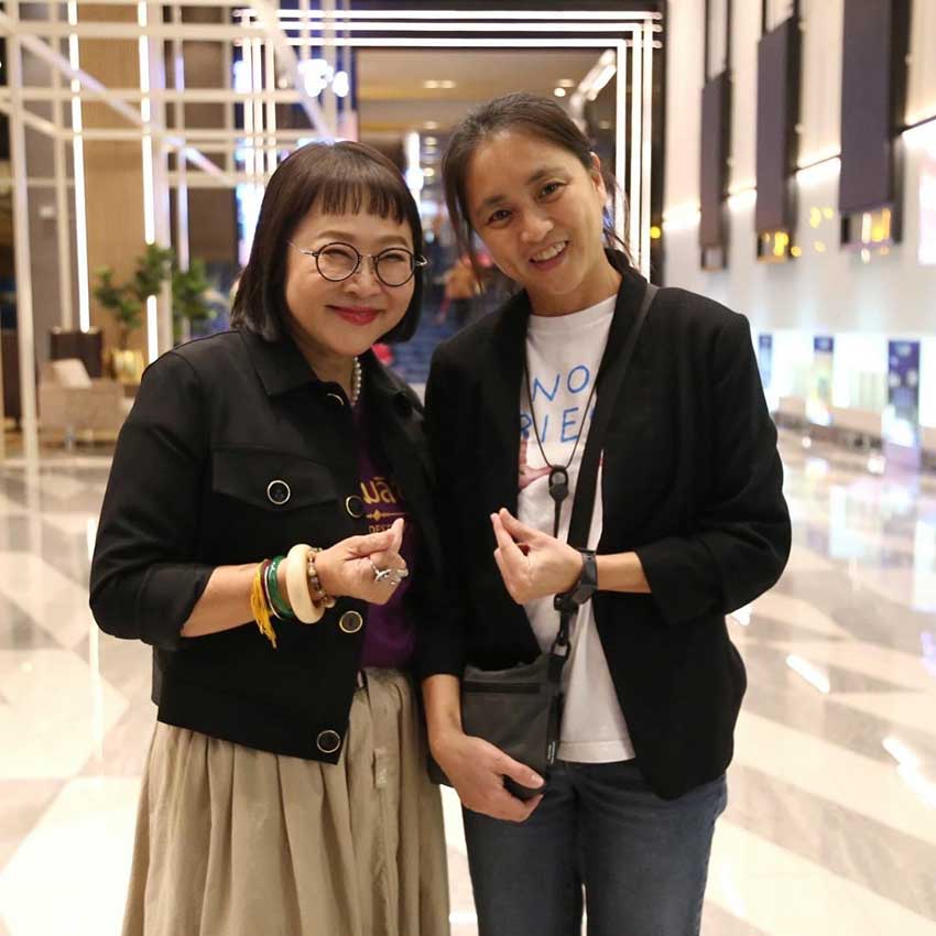 "พี่หน่อง อรุโณชา" ร่วมมอบดอกไม้แสดงความยินดีกับ "พี่จีน่า-พี่เก้ง-พี่วรรณ" ในงาน "กาล่า เพื่อน(ไม่) สนิท"