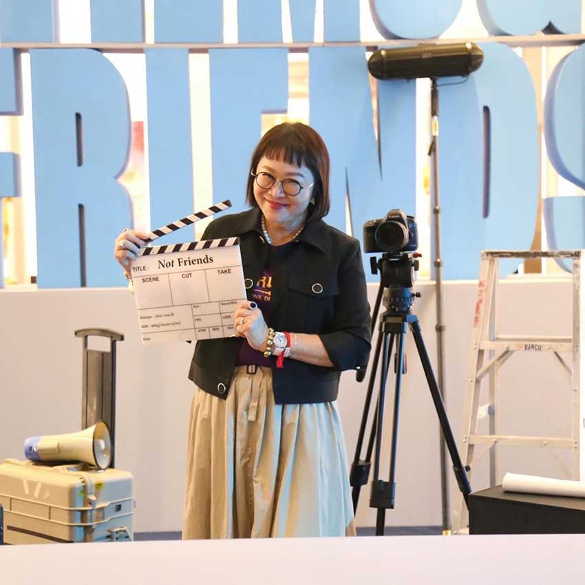 "พี่หน่อง อรุโณชา" ร่วมมอบดอกไม้แสดงความยินดีกับ "พี่จีน่า-พี่เก้ง-พี่วรรณ" ในงาน "กาล่า เพื่อน(ไม่) สนิท"