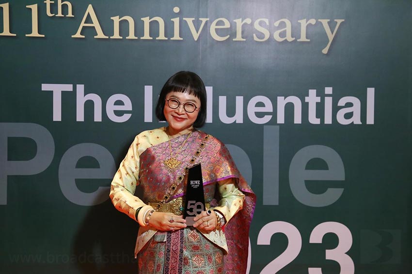แม่นายหน่อง อรุโณชา สวมชุดไทยตามกระแสออเจ้า ขึ้นรับรางวัล "HOWE GREAT WOMAN LEADER AWARD  2023"