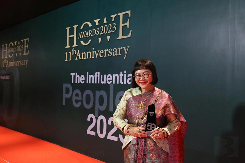แม่นายหน่อง อรุโณชา สวมชุดไทยตามกระแสออเจ้า ขึ้นรับรางวัล "HOWE GREAT WOMAN LEADER AWARD  2023"