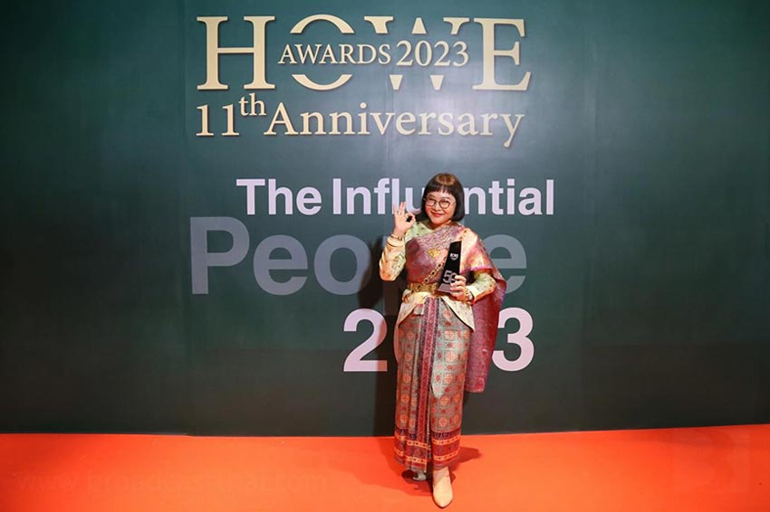 แม่นายหน่อง อรุโณชา สวมชุดไทยตามกระแสออเจ้า ขึ้นรับรางวัล "HOWE GREAT WOMAN LEADER AWARD  2023"