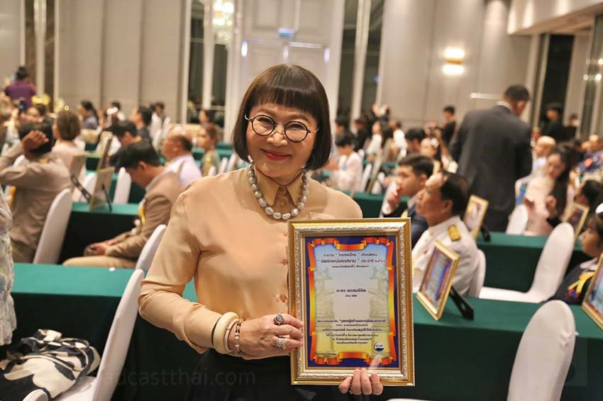 "แม่นายหน่อง อรุโณชา" ขึ้นรับรางวัล "โทรทัศน์ไทย" เกียรติคุณ กับละครเรื่อง "พรหมลิขิต" 