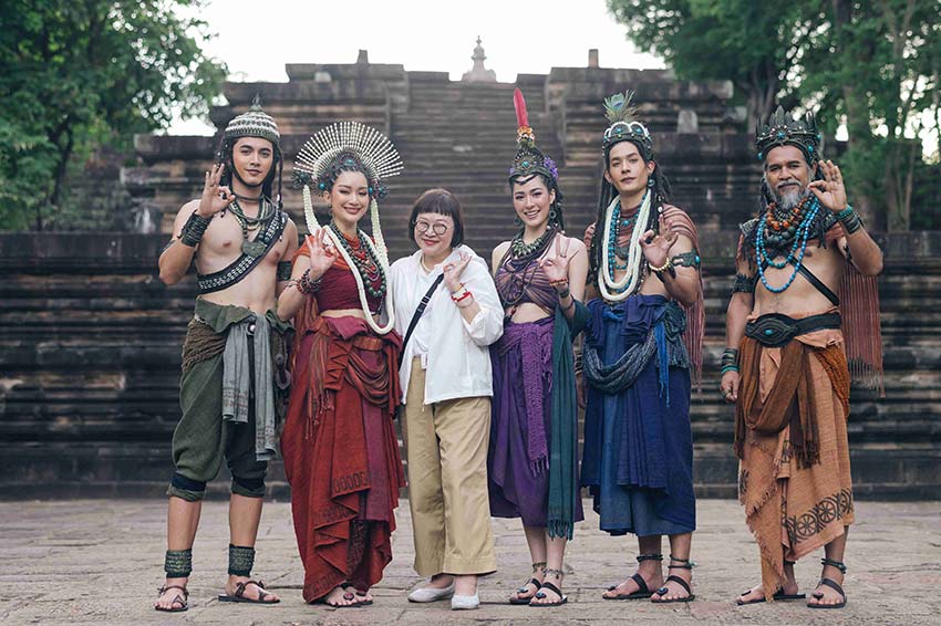 ย้อนเวลาต้นเรื่องพันปี "ภณ-น้ำหวาน-เพื่อน-หลิงหลิง" นำทีมดราม่าเข้มข้น ยกทีมถ่ายทำถึงบุรีรัมย์ ยิ่งกว่าสมจริง