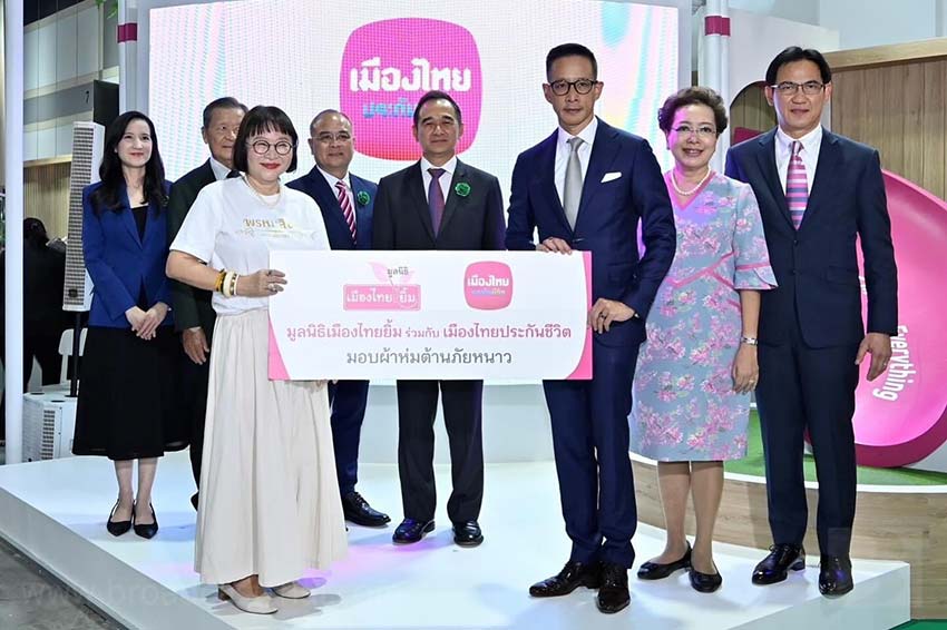 คุณสาระ ล่ำซำ ประธานเจ้าหน้าที่บริหาร บริษัท เมืองไทยประกันชีวิต จำกัด (มหาชน) มอบผ้าห่มต้านภัยหนาว จำนวน 200 ผืน ให้แก่ "โครงการห่มรัก" 