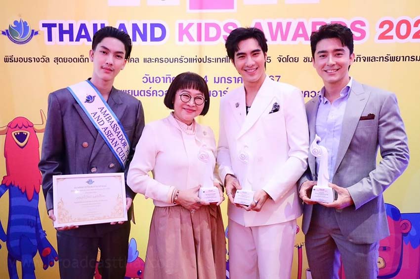 "แม่นายหน่อง อรุโณชา" นำทีมนักแสดงจากละครพรหมลิขิต "ปีเตอร์แพน ทัศน์พล",  "โอม คณิน" และ "ต้า-อธิวัตน์" เข้ารับรางวัลงาน "Thailand Kids Awards 2024"
