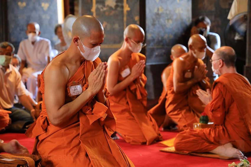"พี่หน่อง อรุโณชา" ร่วมเป็นเจ้าภาพในพิธีอุปสมบทของ "เต้ย พงศกร" โดยบวชพร้อมน้องชาย "ตังค์ ธนาตย์" ที่วัดบวรนิเวศ ราชวรวิหาร 