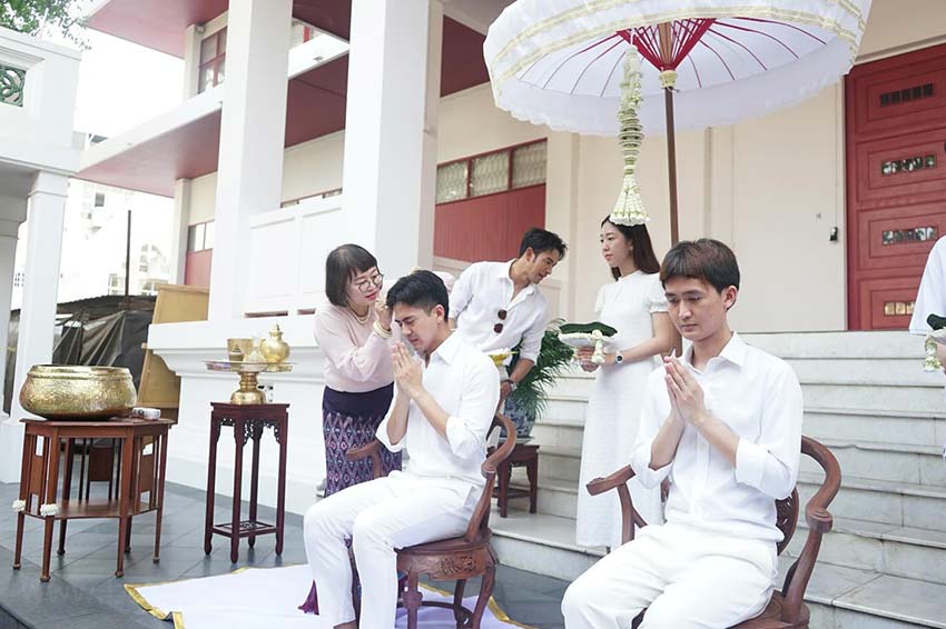 "พี่หน่อง อรุโณชา" ร่วมเป็นเจ้าภาพในพิธีอุปสมบทของ "เต้ย พงศกร" โดยบวชพร้อมน้องชาย "ตังค์ ธนาตย์" ที่วัดบวรนิเวศ ราชวรวิหาร 