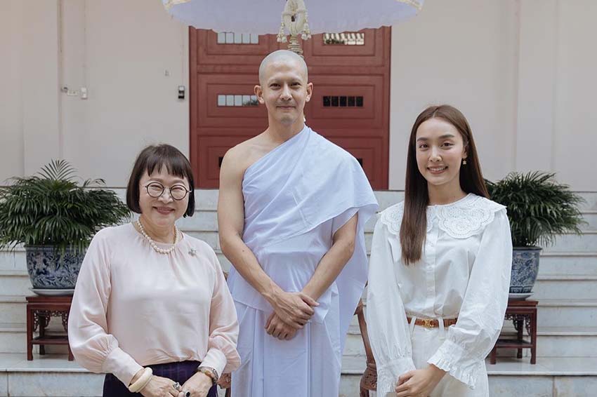 "พี่หน่อง อรุโณชา" ร่วมเป็นเจ้าภาพในพิธีอุปสมบทของ "เต้ย พงศกร" โดยบวชพร้อมน้องชาย "ตังค์ ธนาตย์" ที่วัดบวรนิเวศ ราชวรวิหาร 