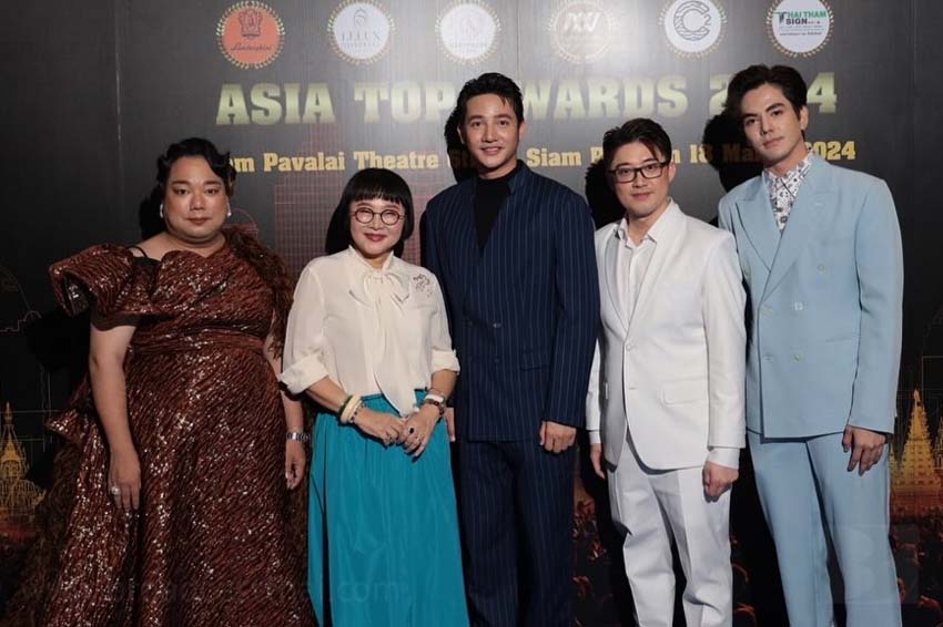 "แม่นายหน่อง อรุโณชา" พร้อม "พี่เพิ่ม" หรือ "รอน ภัทรภณ" นักแสดงจากละคร "พรหมลิขิต" เข้ารับรางวัล "ละครส่งเสริมวัฒนธรรมยอดเยี่ยม (ละครพรหมลิขิตทางช่อง 3)" ในงาน "Asia Top Awards 2024"