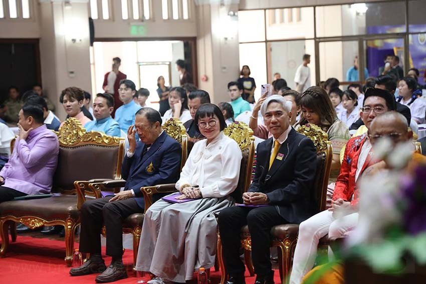 "พี่หน่อง อรุโณชา" เข้ารับรางวัลประทาน วัฒนธรรศแห่งสยาม เนื่องในวันอนุรักษ์มรดกไทย สาขา ผู้อนุรักษ์ ศิลปวัฒนธรรมไทย ด้านการแสดง ละคร ภาพยนตร์ดีเด่น ประจำปีพุทธศักราช 2567