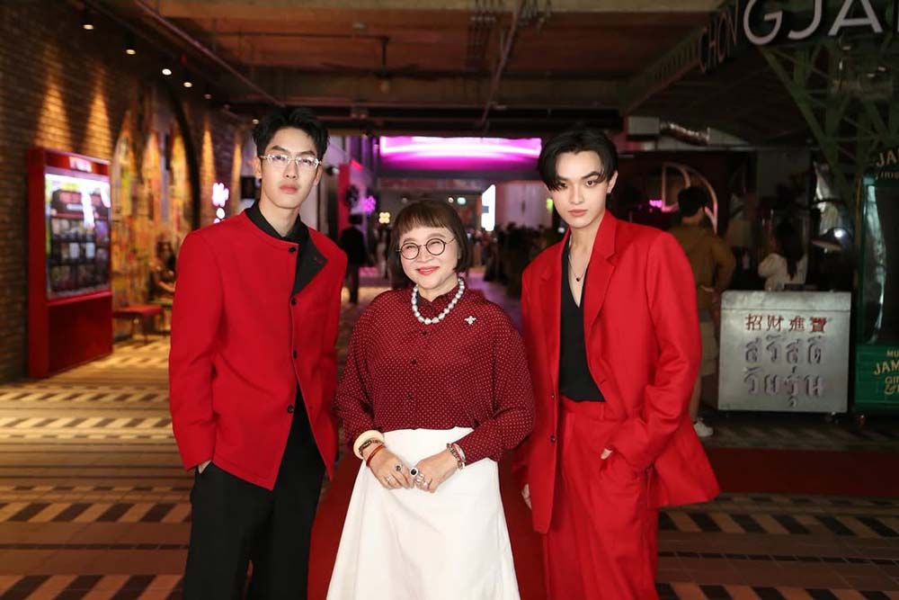 "พี่หน่อง-พี่ไก่" พร้อมด้วยนักแสดงในสังกัด "ต้า อธิวัตน์" และ "อินดี้ ธนดล" ร่วมงาน "The NEW is NOW" งานเปิดตัวสุดยิ่งใหญ่ของ "ทรูวิชั่นส์ นาว (TrueVisions Now)"