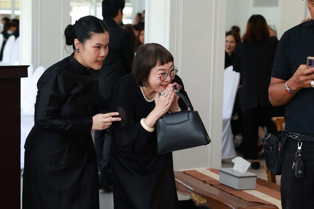 "พี่หน่อง และ พี่ไก่" ร่วมพิธีฌาปนกิจ "คุณณรงค์ จารุจินดา" ผู้กำกับชื่อดัง