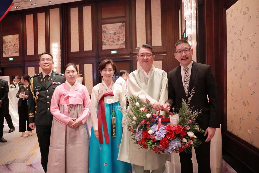 เนื่องในวันสถาปนาชาติสาธารณรัฐเกา�