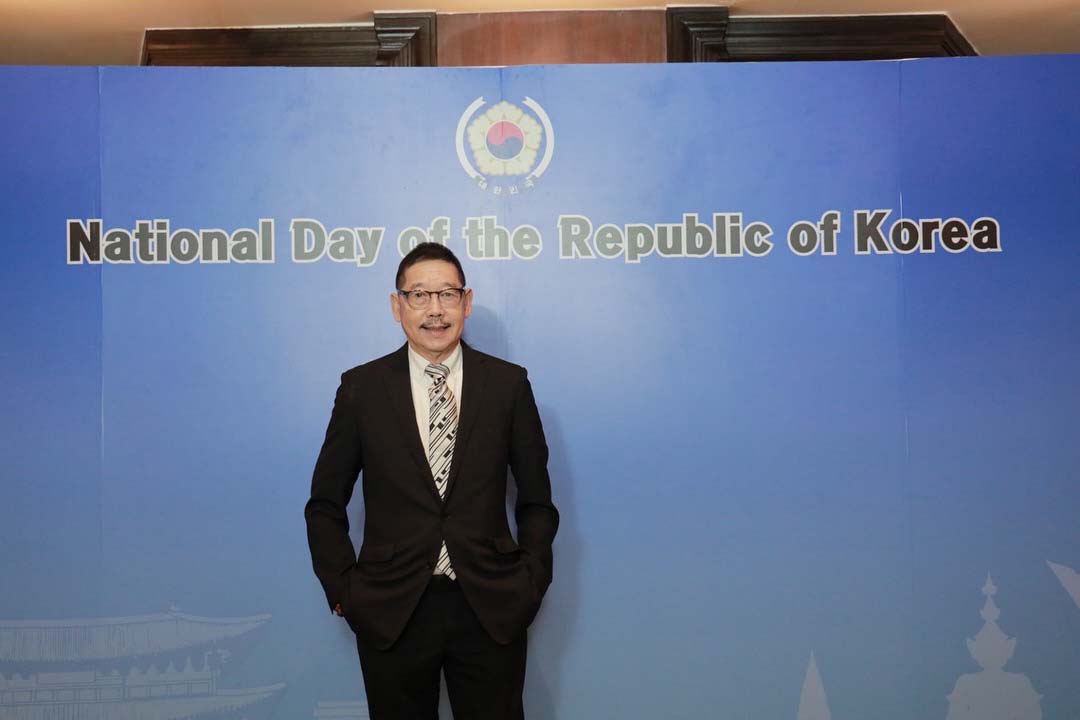  "คุณไก่ อรรควุฒิ" ตัวแทน "คุณหน่อง อรุโณชา" ร่วมมอบกระเช้าแสดงความยินดี เนื่องในวันสถาปนาชาติสาธารณรัฐเกาหลี สถานเอกอัครราชทูตสาธารณรัฐเกาหลี ประจำปี 2025 