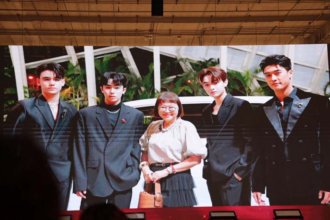 "พี่หน่อง อรุโณชา ภาณุพันธุ์" ขอร่วมแสดงความยินดีกับ สำนักข่าว "Thailand Headlines" นิตยสาร "ManGu Magazine" และ "บริษัท ไทยเจียระไน กรุ๊ป จำกัด (มหาชน)"