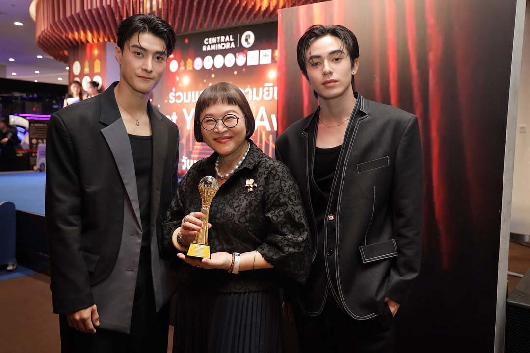 "พี่หน่อง อรุโณชา" พร้อมด้วย "วินเนอร์ ธนทัต" - "คริส คริสโตเฟอร์" นักแสดงจาก "Reset The Series" เข้าร่วมงานประกาศรางวัล "Best Artist Award 2025"