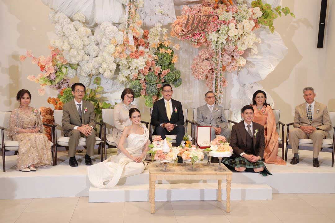 "พี่หน่อง-พี่ไก่" ร่วมเป็นประธานฝ่ายเจ้าสาวในพิธีหมั้นของนักแสดงสาว "มายด์ ลภัสลัล" และ "พาย สุนิษฐ์"