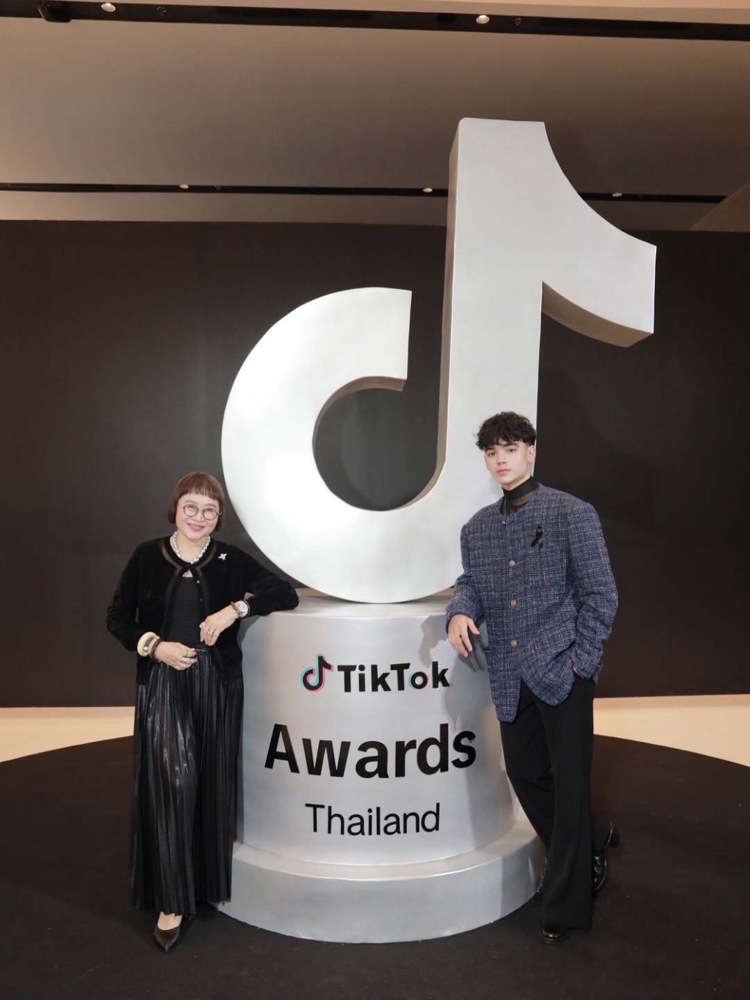 "พี่หน่อง อรุโณชา" และนักแสดงในสังกัด "น้องเอ็นเจ ดั่งปั่น" ร่วมเดินพรม BlackCarpet ในงาน "TikTok Awards TH"