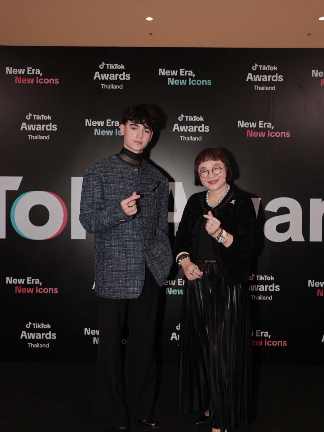 "พี่หน่อง อรุโณชา" และนักแสดงในสังกัด "น้องเอ็นเจ ดั่งปั่น" ร่วมเดินพรม BlackCarpet ในงาน "TikTok Awards TH"